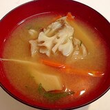 簡単美味しい☆人参と残りものキノコの味噌汁